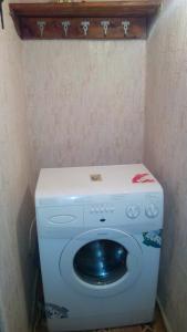 ズラトウーストにあるApartment on Gagrina pr-tの小さなバスルーム(洗濯機、乾燥機付)