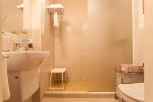A bathroom at City Rooftop Paradise - Space Maison Apartments Még 27 kép