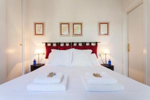 A bed or beds in a room at City Rooftop Paradise - Space Maison Apartments