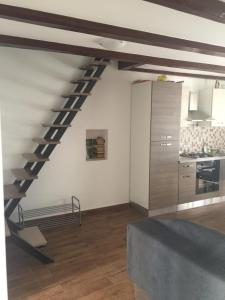 uma sala de estar com uma escada e uma cozinha em Magdalena Vacation House em Punat