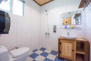 un bagno bianco con lavandino e WC di 解憂海灣Chill Bay潛水旅店 a Città Vecchia di Hengchun