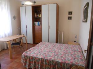 een slaapkamer met een bed, een bureau en een tafel bij Il Frutteto in Chieri