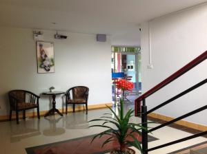Ruang duduk di Siri Sothorn Apartment