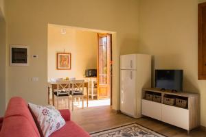 - un salon avec un canapé et un réfrigérateur dans l'établissement Il balcone di Rina, à San Gimignano