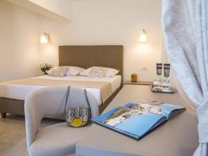 une chambre d'hôtel avec un lit et une table avec une chaise dans l'établissement Luxury Rooms Pino, à Split