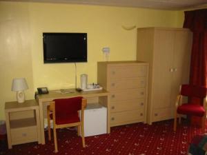 TV a/nebo společenská místnost v ubytování The Langham Hotel