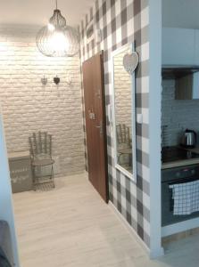 a room with a hallway with a kitchen and a door at Przystań parking ogródek blisko jeziora i mariny dla jachtów in Ostróda