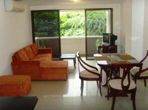 sala de estar con sofá y mesa en Aparta Hotel Roca Marina, en Santa Marta