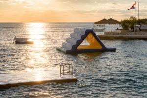 einer Wasserrutsche in der Mitte des Wassers in der Unterkunft Holiday Park Mandrice in Mandre