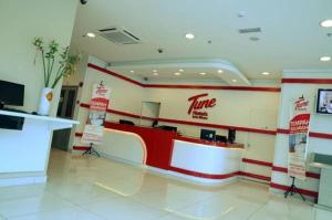 un hall avec un mur rouge et blanc dans l'établissement Tune Hotel – Kota Bharu City Centre, à Kota Bharu