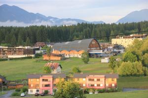 a town with a large building on a hill at Apartment Warmuth in Tröpolach