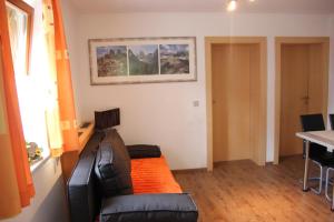 salon z kanapą i stołem w obiekcie Apartment Warmuth w mieście Tröpolach