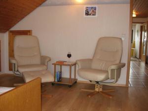 BräunlingenにあるHaus Rehblickの待合室の椅子2脚とテーブル