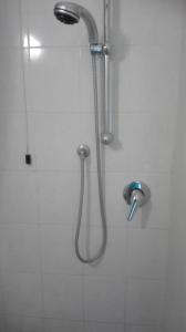 La salle de bains est pourvue d'une douche avec un pommeau de douche. dans l'établissement Agriturismo Cerquaglia, à Todi