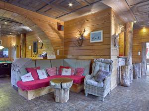ストゥモンにあるLuxurious villa in Stoumont with saunaのリビングルーム(ソファ、椅子2脚付)