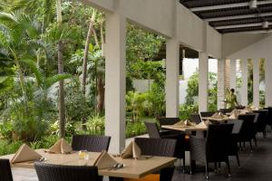 A restaurant or other place to eat at Hotel Santika Cirebon