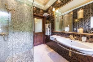 a bathroom with a sink and a glass shower at Pokoje na stoku Czarny Groń in Rzyki