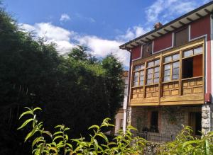 a house with a red at Callejon de la Vega in Ríocaliente