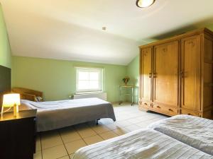 1 dormitorio con 2 camas, armario y ventana en Beautiful holiday home in Gelderland, en Mellier