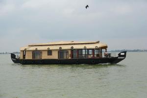 um barco casa na água na água em Southern Panorama Houseboats em Alappuzha