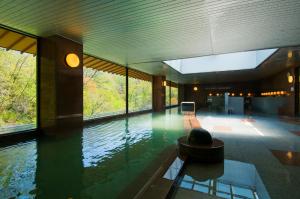 登别登别石水亭温泉酒店的建筑物内的大水池