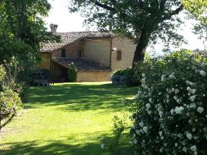 A garden outside B&B I Canonici