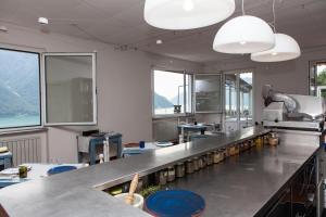Η κουζίνα ή μικρή κουζίνα στο Ristorante le bucce di Gandria