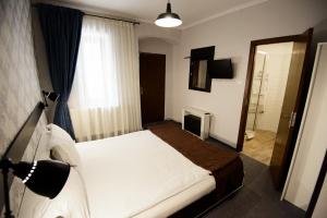 Un pat sau paturi într-o cameră la Residence Piata Sfatului