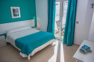 Un pat sau paturi într-o cameră la Hostal Victoria Mar
