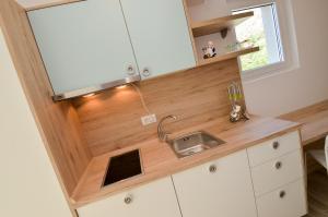 eine kleine Küche mit einem Waschbecken und einem Fenster in der Unterkunft Guesthouse Grotta Di Nicola in Kotor