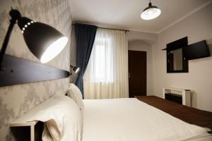 Un pat sau paturi într-o cameră la Residence Piata Sfatului