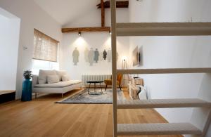 札格雷布的住宿－Studio Apartman Olaf，客厅配有高架床和沙发