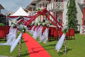 a red and white table set up for a wedding at Nomad Suites Residence in Libreville +52 photos