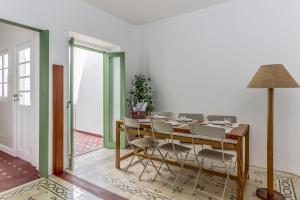 ein Esszimmer mit Tisch und Stühlen in der Unterkunft FLH Vila Real Santo António Family House in Vila Real de Santo António