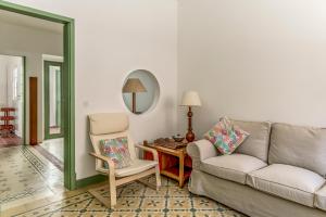ein Wohnzimmer mit Sofa und Tisch in der Unterkunft FLH Vila Real Santo António Family House in Vila Real de Santo António