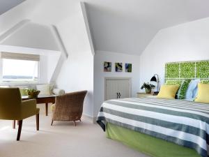 The St Enodoc Hotel客房内的一张或多张床位