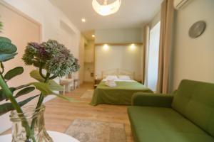 Postel nebo postele na pokoji v ubytování Basseynaya Apart Hotel