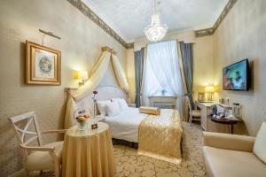 Cama ou camas em um quarto em Imperial Hotel & Restaurant