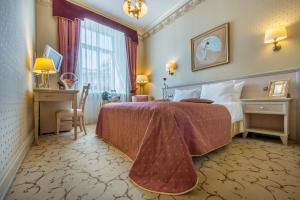 Cama ou camas em um quarto em Imperial Hotel & Restaurant