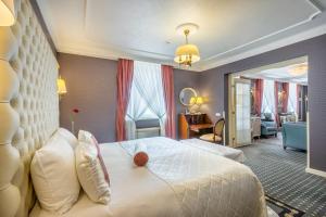 Cama ou camas em um quarto em Imperial Hotel & Restaurant