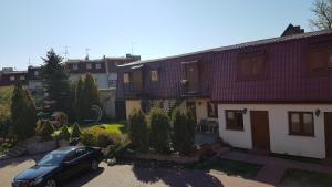 a car parked in front of a house at Syrenka Apartamenty in Ustka