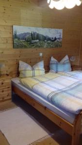 um quarto com uma cama com almofadas em Almwiese Apartment em Stadl an der Mur