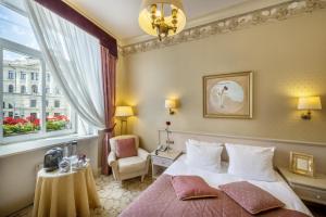 Cama ou camas em um quarto em Imperial Hotel & Restaurant