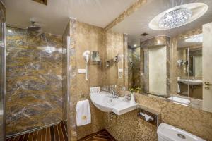 Um banheiro em Imperial Hotel & Restaurant