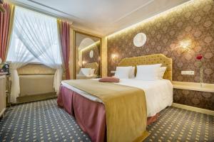Cama ou camas em um quarto em Imperial Hotel & Restaurant