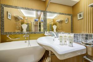 Um banheiro em Imperial Hotel & Restaurant