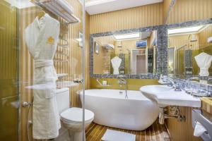 Um banheiro em Imperial Hotel & Restaurant