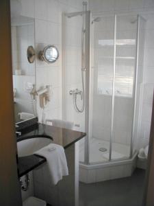 a bathroom with a shower and a sink at Restaurant und Hotel Zum Weissen Ross in Mölln