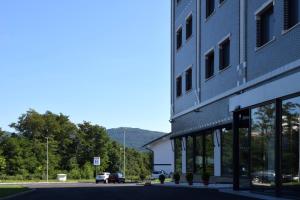 Nespecifikovaný výhled na hory nebo výhled na hory při pohledu z hotelu