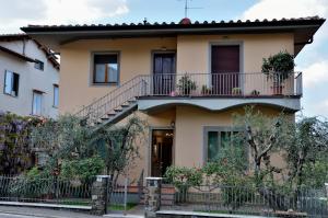 サン・カシャーノ・イン・ヴァル・ディ・ペーザにあるLa Casa di'Grilloのバルコニー付きの家